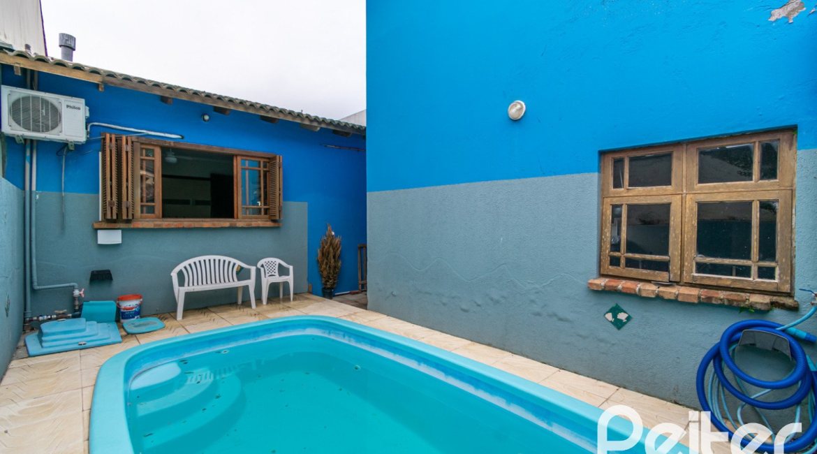 Casa à venda com 160m², 3 dormitórios, 1 suíte, 4 vagas, no bairro Ipanema / Imperial Parque em Porto Alegre