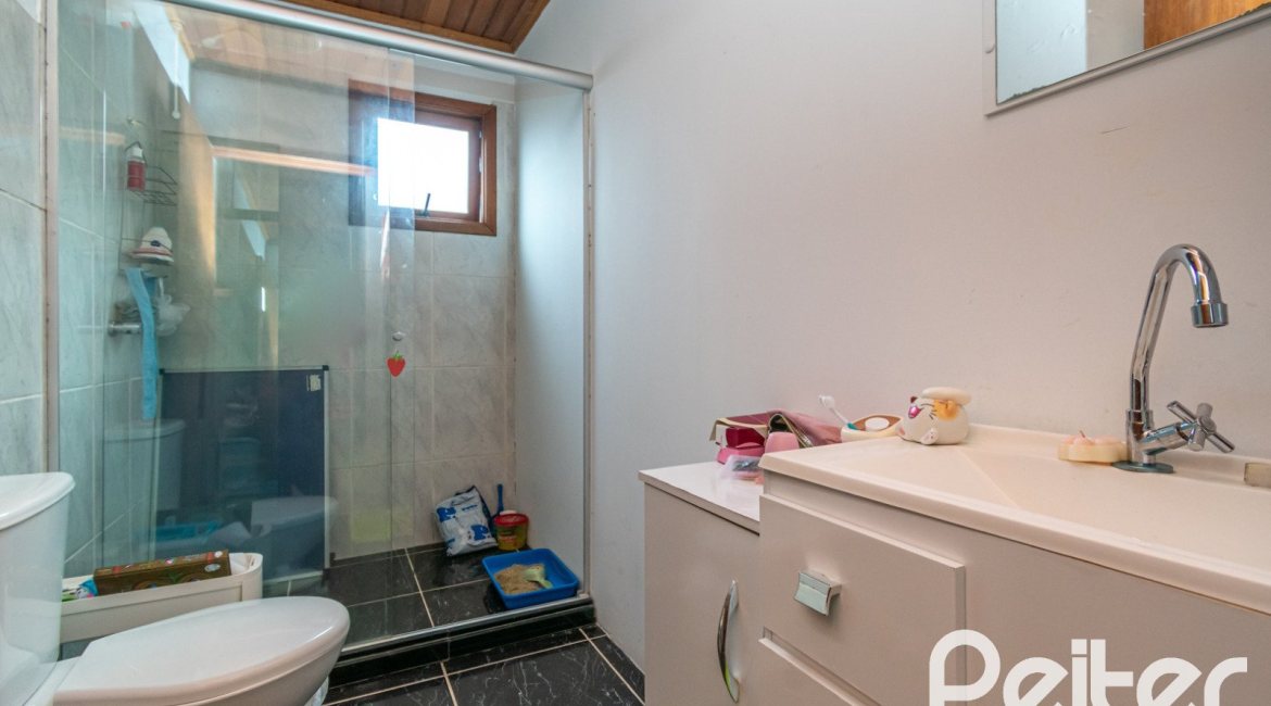 Casa à venda com 160m², 3 dormitórios, 1 suíte, 4 vagas, no bairro Ipanema / Imperial Parque em Porto Alegre