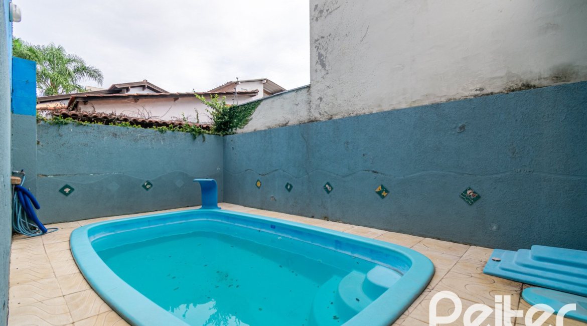 Casa à venda com 160m², 3 dormitórios, 1 suíte, 4 vagas, no bairro Ipanema / Imperial Parque em Porto Alegre