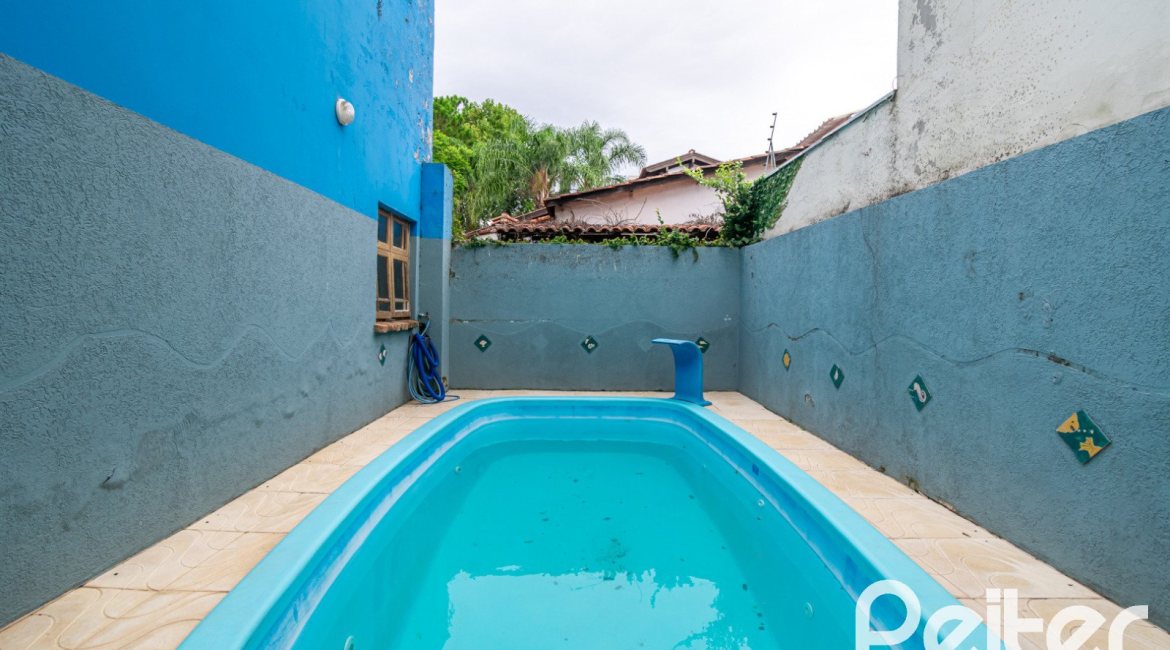 Casa à venda com 160m², 3 dormitórios, 1 suíte, 4 vagas, no bairro Ipanema / Imperial Parque em Porto Alegre