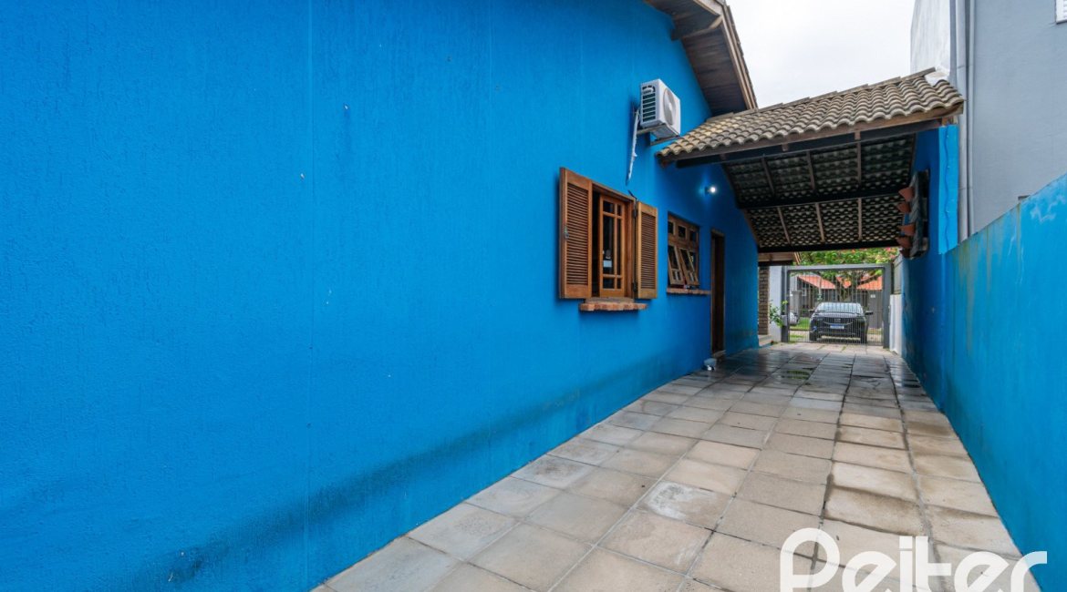 Casa à venda com 160m², 3 dormitórios, 1 suíte, 4 vagas, no bairro Ipanema / Imperial Parque em Porto Alegre