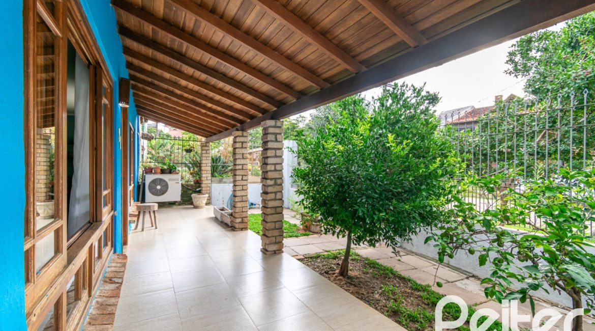 Casa à venda com 160m², 3 dormitórios, 1 suíte, 4 vagas, no bairro Ipanema / Imperial Parque em Porto Alegre