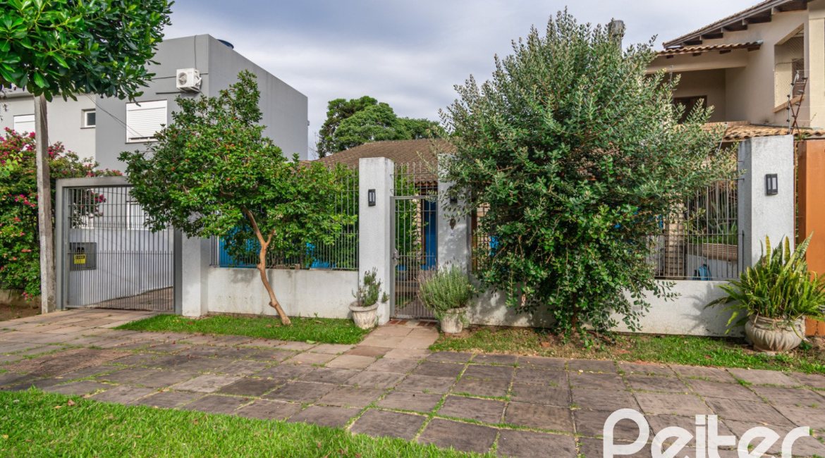 Casa à venda com 160m², 3 dormitórios, 1 suíte, 4 vagas, no bairro Ipanema / Imperial Parque em Porto Alegre
