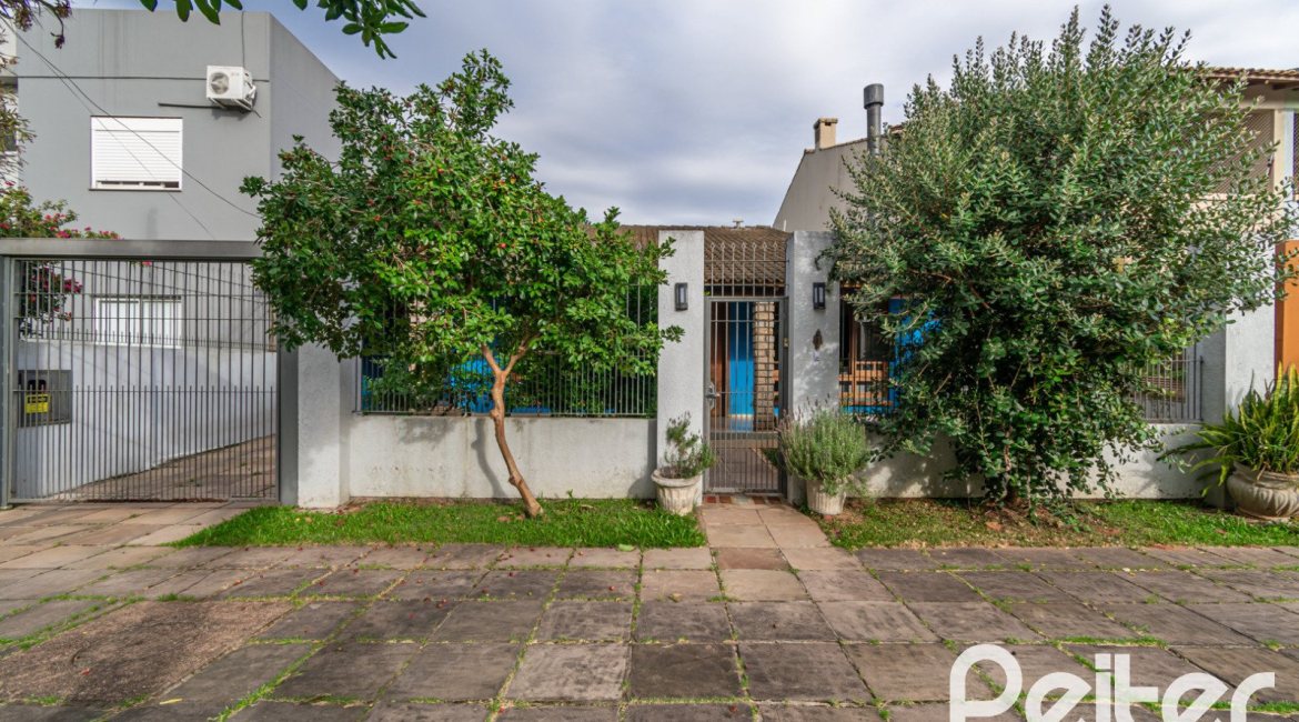 Casa à venda com 160m², 3 dormitórios, 1 suíte, 4 vagas, no bairro Ipanema / Imperial Parque em Porto Alegre