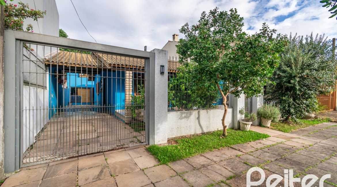 Casa à venda com 160m², 3 dormitórios, 1 suíte, 4 vagas, no bairro Ipanema / Imperial Parque em Porto Alegre