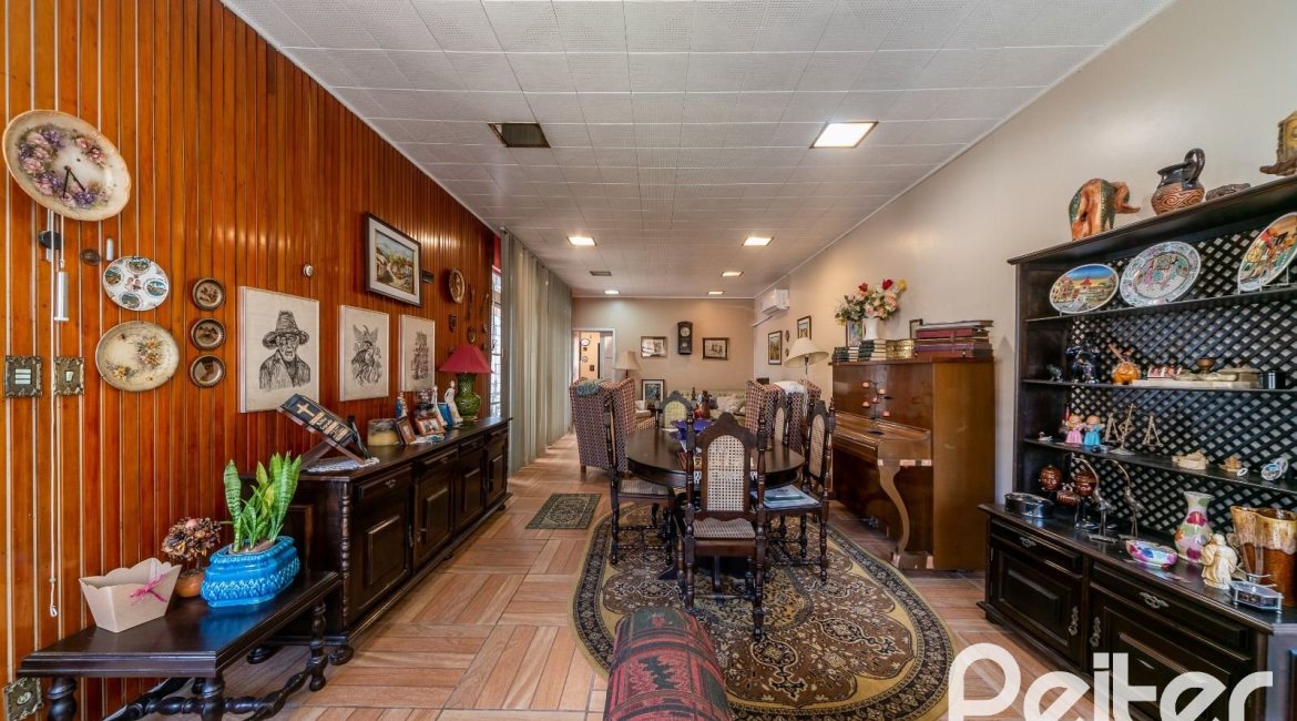 Casa à venda com 190m², 3 dormitórios, 2 vagas, no bairro Menino Deus em Porto Alegre