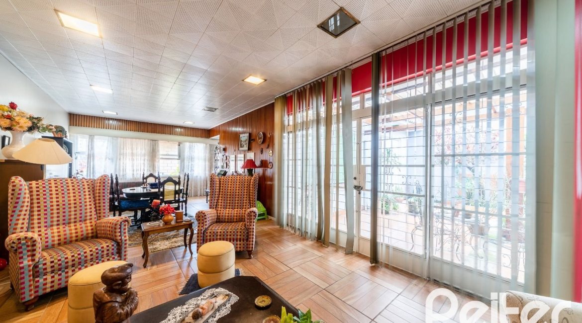 Casa à venda com 190m², 3 dormitórios, 2 vagas, no bairro Menino Deus em Porto Alegre