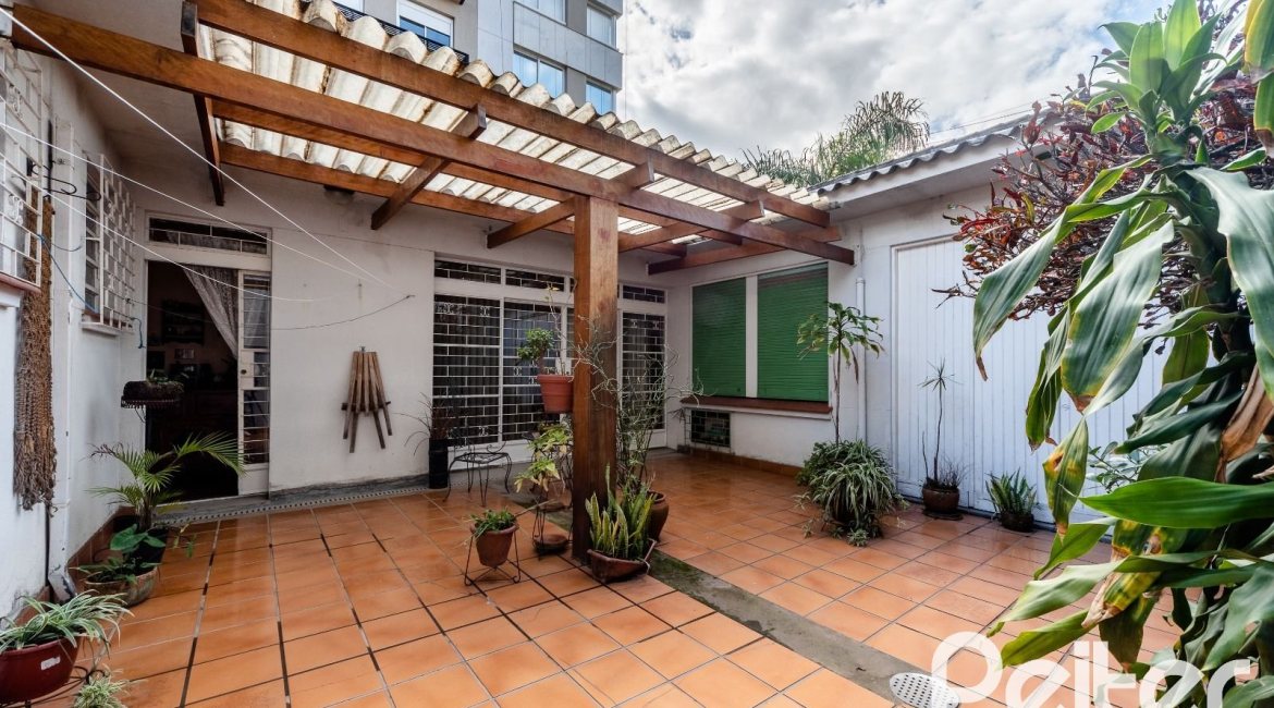 Casa à venda com 190m², 3 dormitórios, 2 vagas, no bairro Menino Deus em Porto Alegre