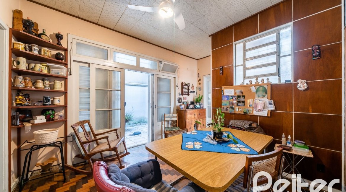 Casa à venda com 190m², 3 dormitórios, 2 vagas, no bairro Menino Deus em Porto Alegre