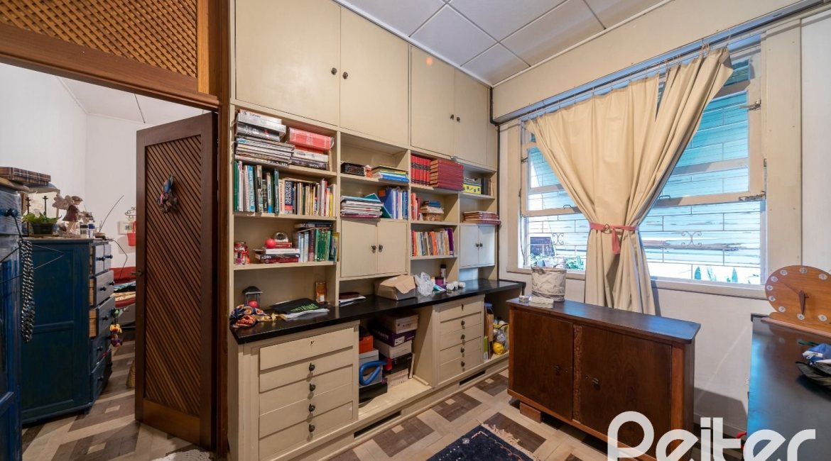 Casa à venda com 190m², 3 dormitórios, 2 vagas, no bairro Menino Deus em Porto Alegre