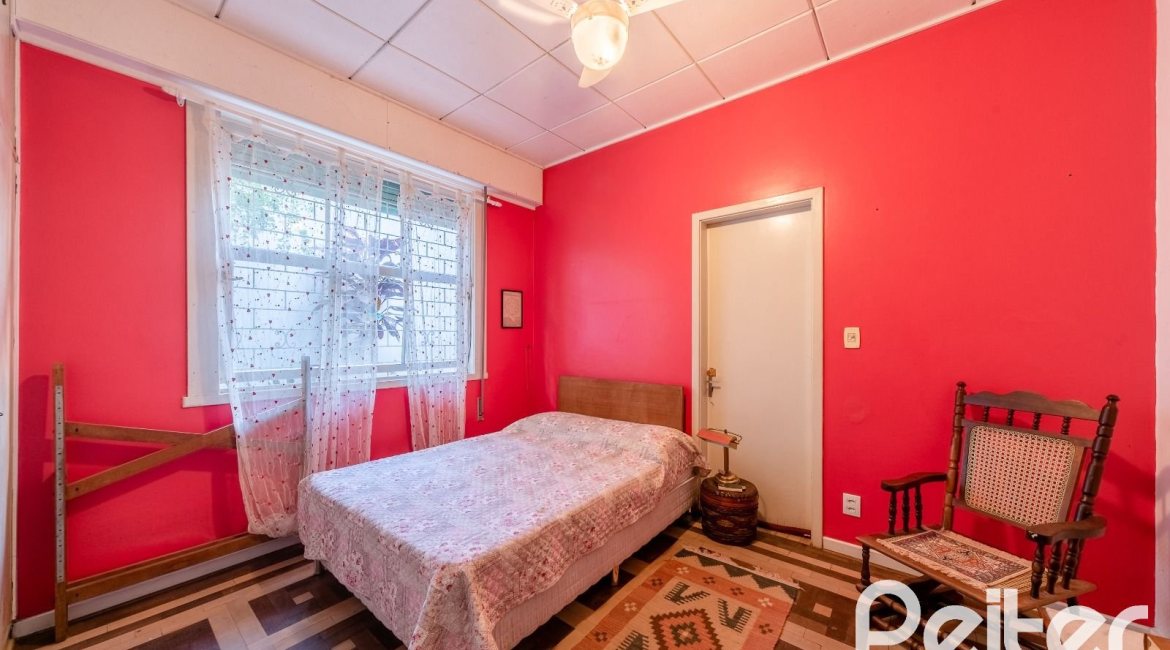 Casa à venda com 190m², 3 dormitórios, 2 vagas, no bairro Menino Deus em Porto Alegre