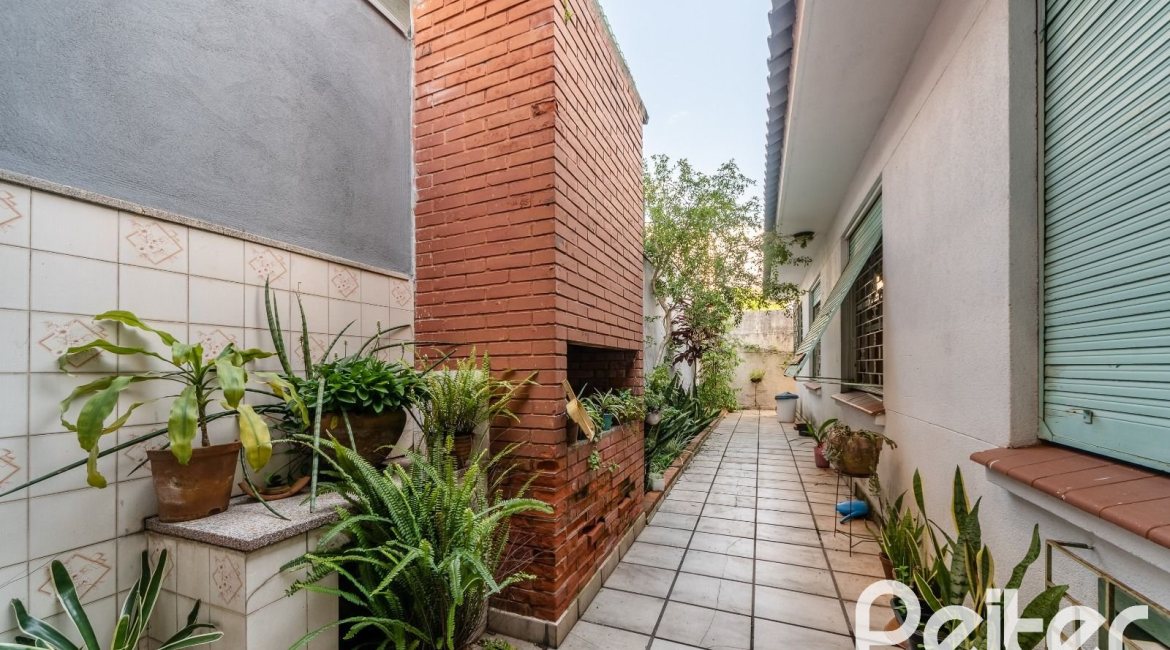 Casa à venda com 190m², 3 dormitórios, 2 vagas, no bairro Menino Deus em Porto Alegre