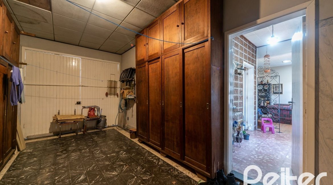 Casa à venda com 190m², 3 dormitórios, 2 vagas, no bairro Menino Deus em Porto Alegre