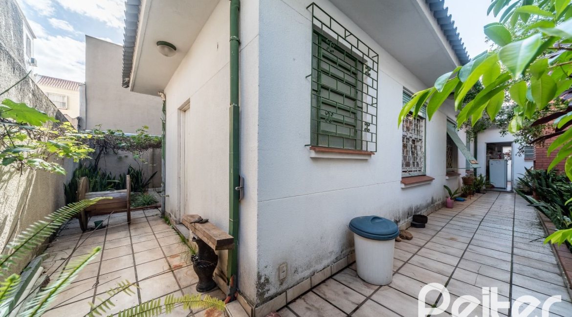 Casa à venda com 190m², 3 dormitórios, 2 vagas, no bairro Menino Deus em Porto Alegre