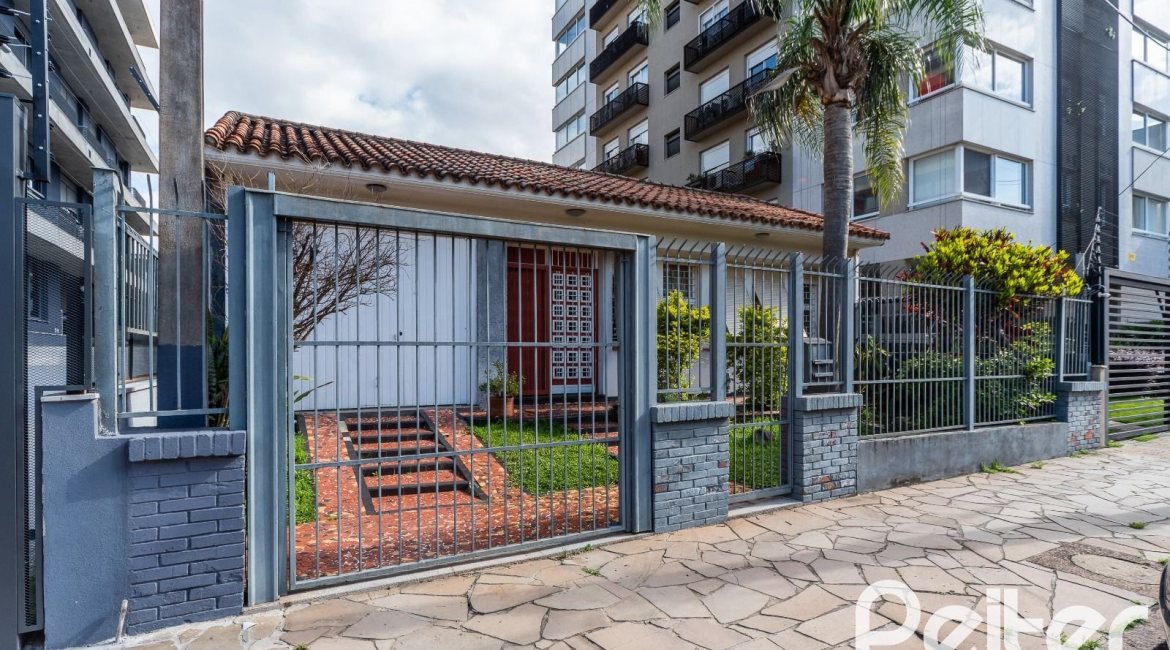 Casa à venda com 190m², 3 dormitórios, 2 vagas, no bairro Menino Deus em Porto Alegre