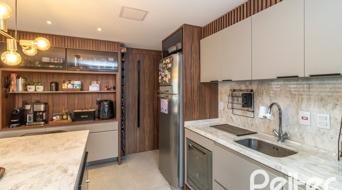 Casa em Condomínio à venda com 190m², 3 dormitórios, 3 suítes, 2 vagas, no bairro Tristeza em Porto Alegre