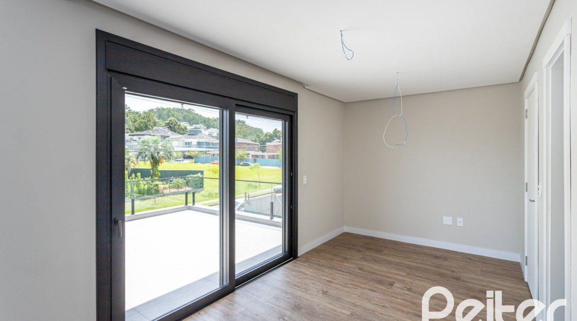 Casa em Condomínio à venda com 380m², 4 dormitórios, 4 suítes, 3 vagas, no bairro Alphaville em PORTO ALEGRE