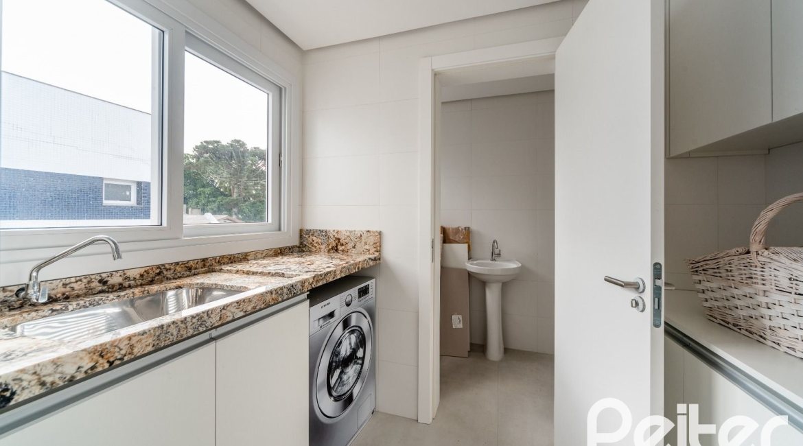 Cobertura à venda com 318m², 3 dormitórios, 3 suítes, 4 vagas, no bairro Vila Assunção em Porto Alegre