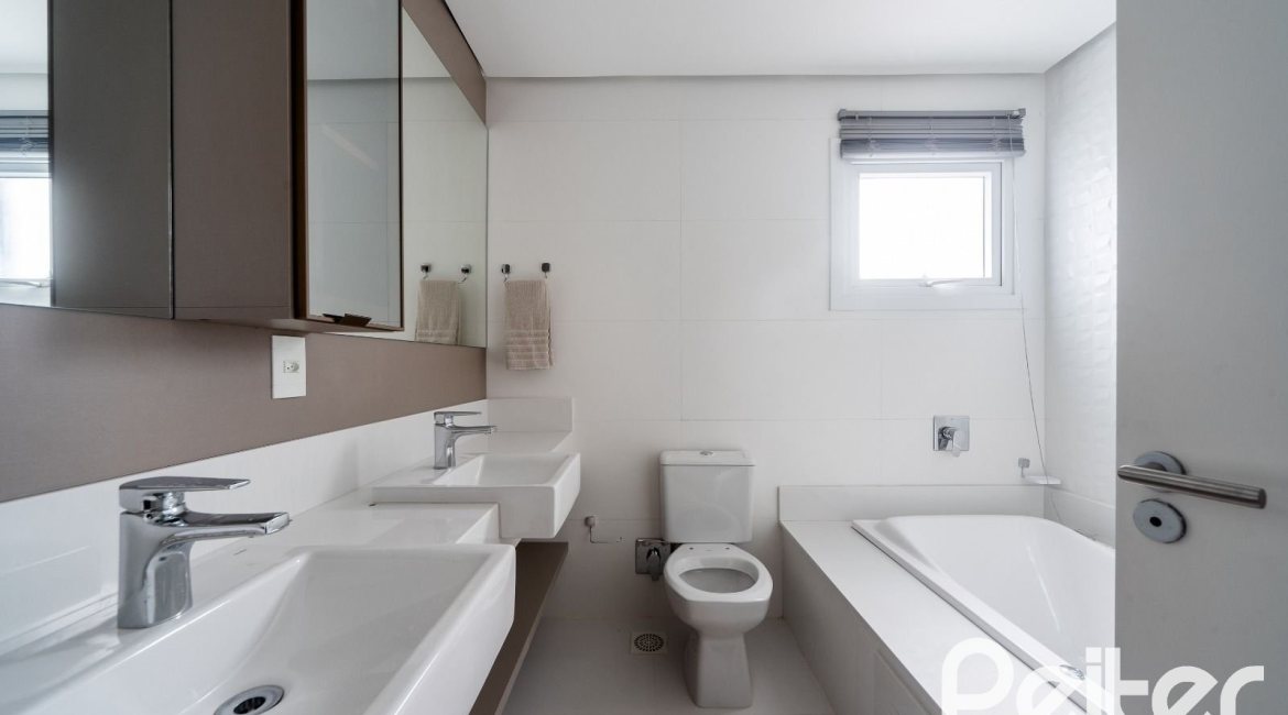 Cobertura à venda com 318m², 3 dormitórios, 3 suítes, 4 vagas, no bairro Vila Assunção em Porto Alegre