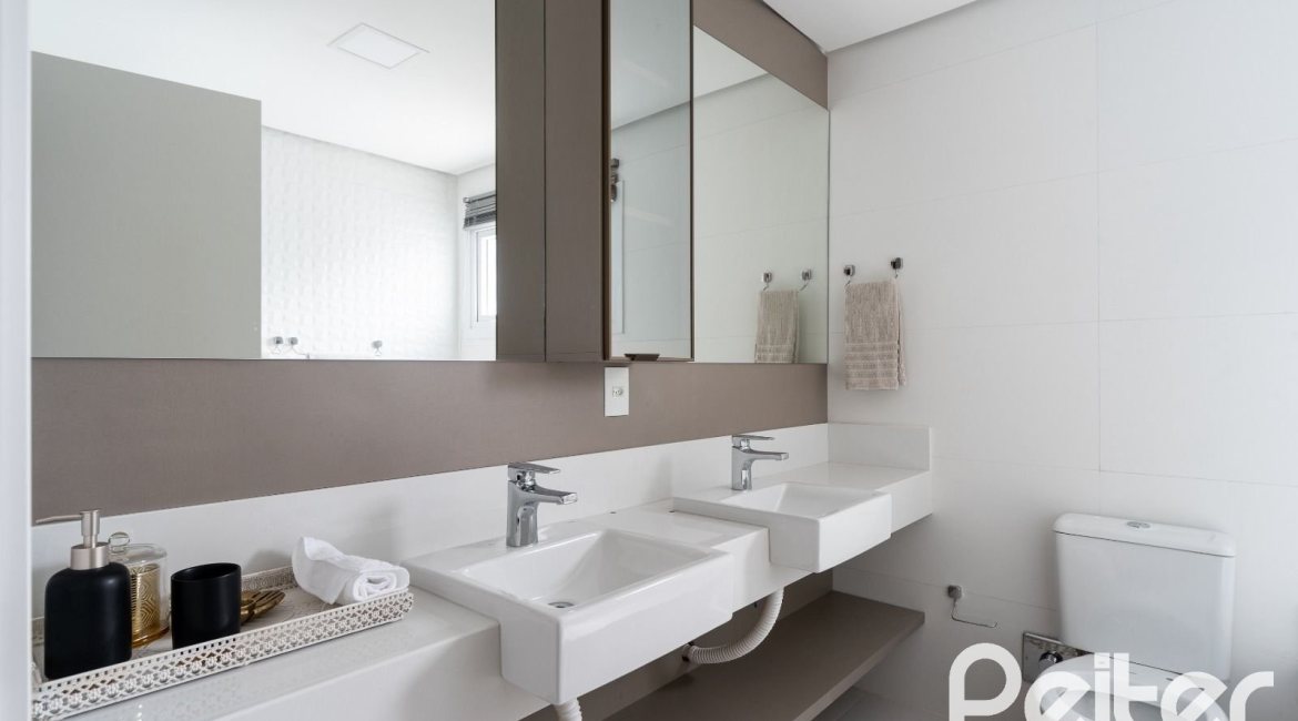 Cobertura à venda com 318m², 3 dormitórios, 3 suítes, 4 vagas, no bairro Vila Assunção em Porto Alegre