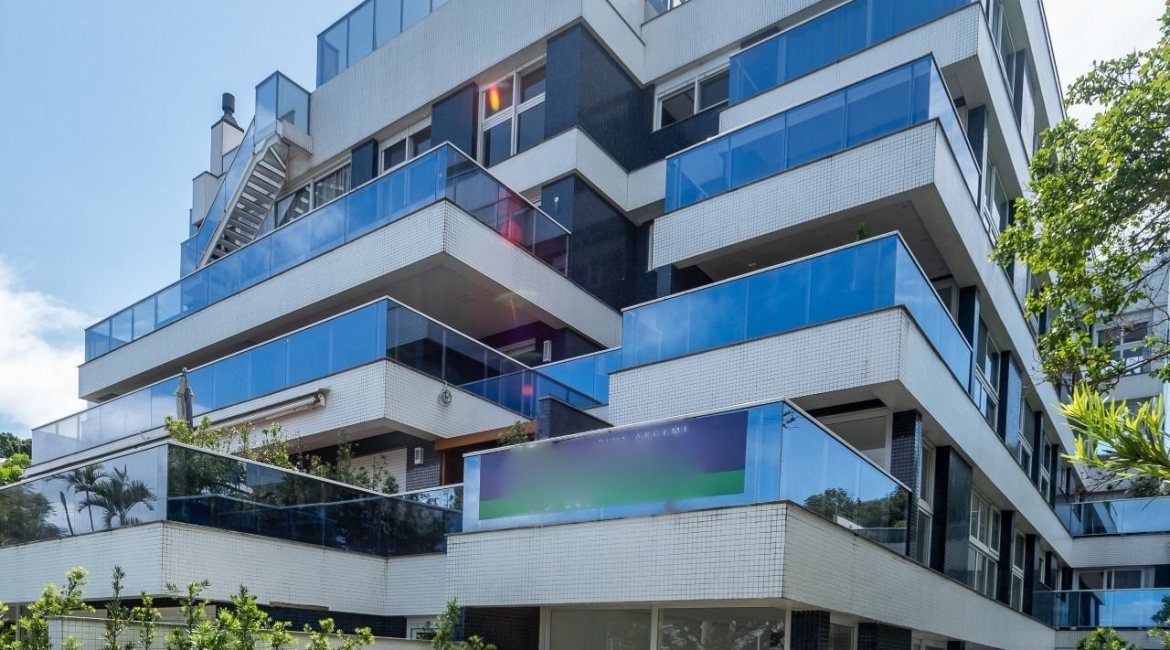 Cobertura à venda com 318m², 3 dormitórios, 3 suítes, 4 vagas, no bairro Vila Assunção em Porto Alegre