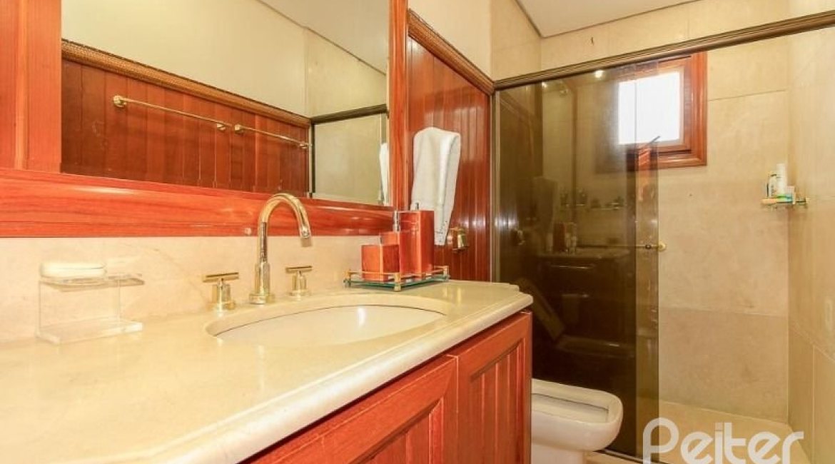 Casa em Condomínio à venda com 609m², 6 dormitórios, 2 suítes, 3 vagas, no bairro Cavalhada em PORTO ALEGRE