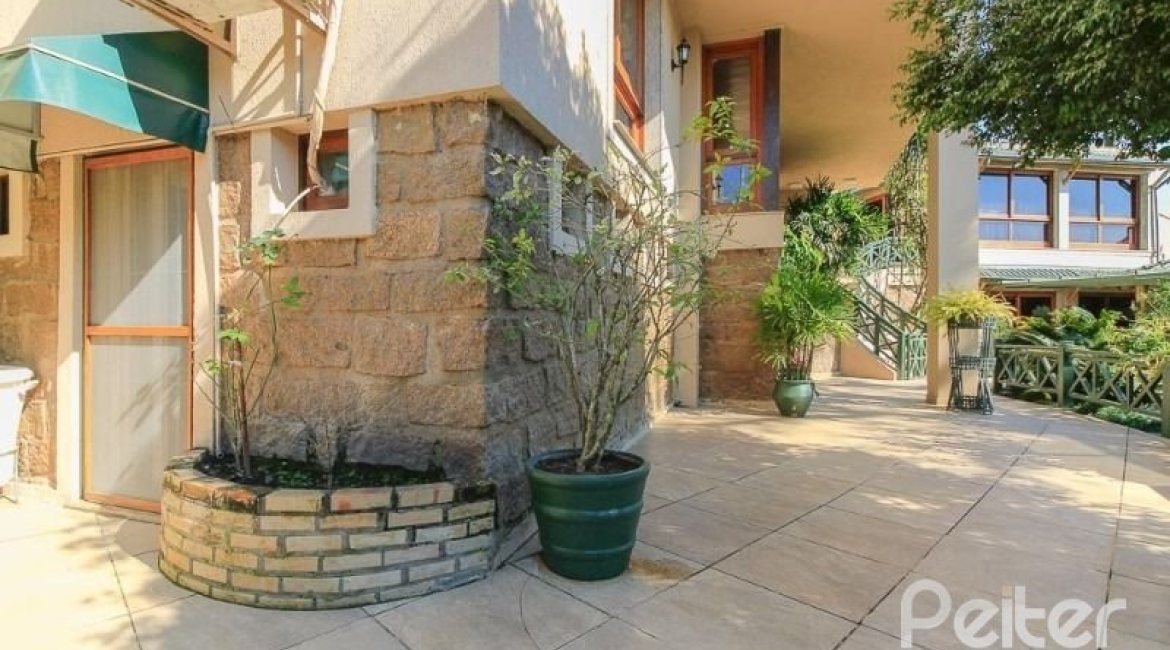 Casa em Condomínio à venda com 609m², 6 dormitórios, 2 suítes, 3 vagas, no bairro Cavalhada em PORTO ALEGRE