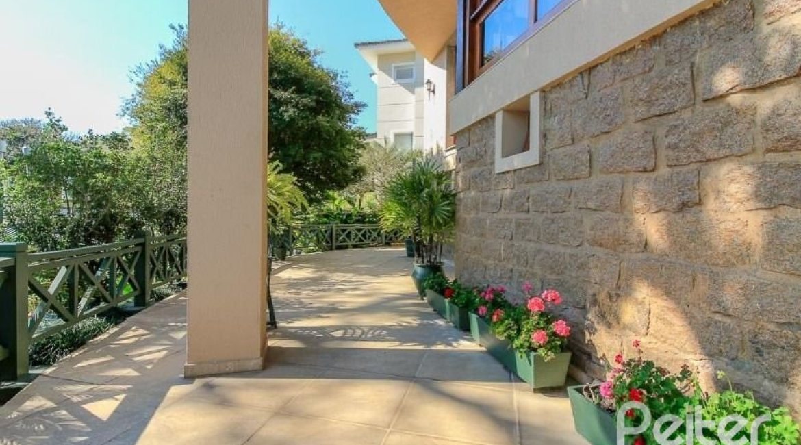 Casa em Condomínio à venda com 609m², 6 dormitórios, 2 suítes, 3 vagas, no bairro Cavalhada em PORTO ALEGRE