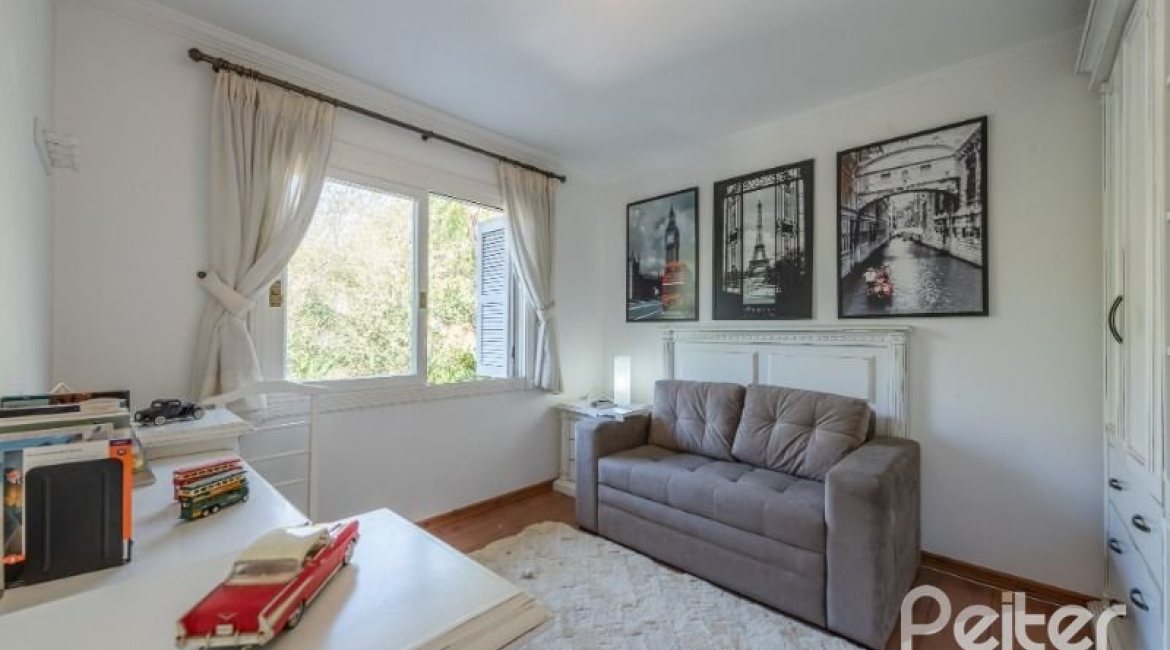 Casa à venda com 286m², 3 dormitórios, 2 suítes, 3 vagas, no bairro Vila Conceição em Porto Alegre