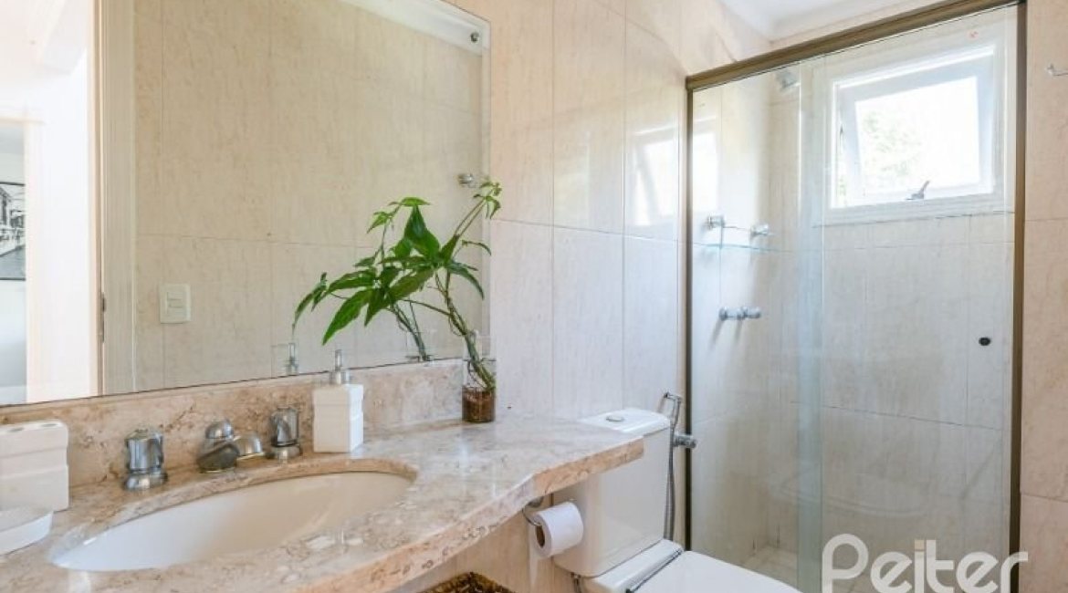 Casa à venda com 286m², 3 dormitórios, 2 suítes, 3 vagas, no bairro Vila Conceição em Porto Alegre