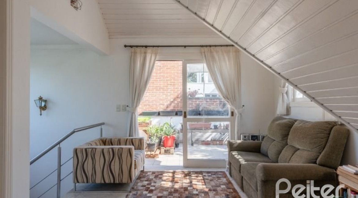 Casa à venda com 286m², 3 dormitórios, 2 suítes, 3 vagas, no bairro Vila Conceição em Porto Alegre