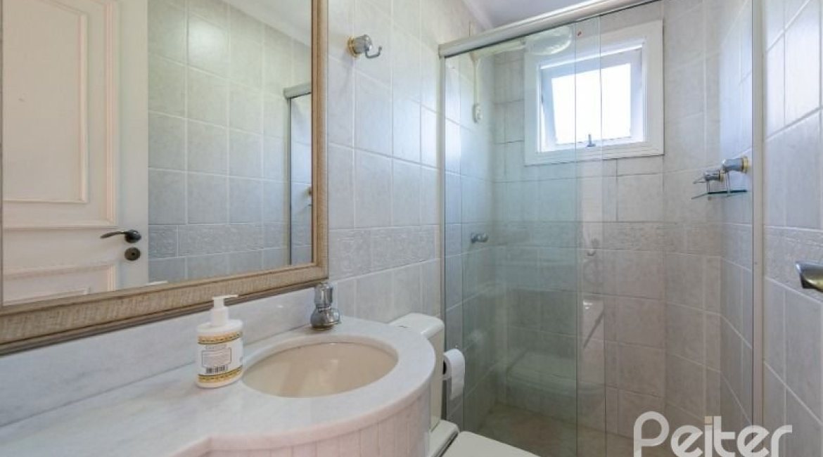 Casa à venda com 286m², 3 dormitórios, 2 suítes, 3 vagas, no bairro Vila Conceição em Porto Alegre