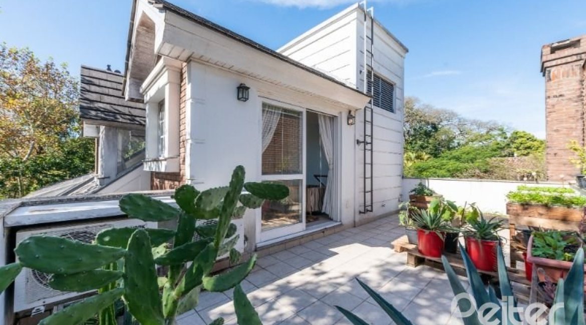 Casa à venda com 286m², 3 dormitórios, 2 suítes, 3 vagas, no bairro Vila Conceição em Porto Alegre