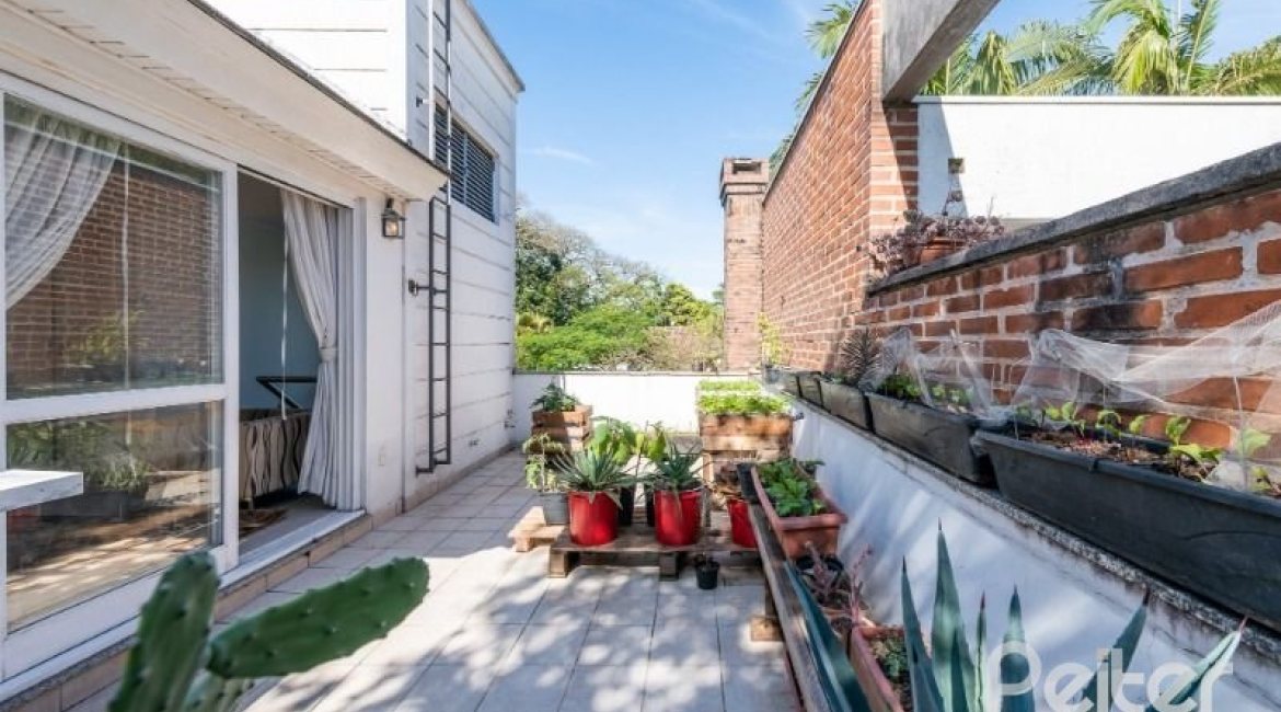 Casa à venda com 286m², 3 dormitórios, 2 suítes, 3 vagas, no bairro Vila Conceição em Porto Alegre
