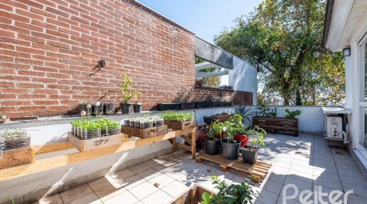 Casa à venda com 286m², 3 dormitórios, 2 suítes, 3 vagas, no bairro Vila Conceição em Porto Alegre