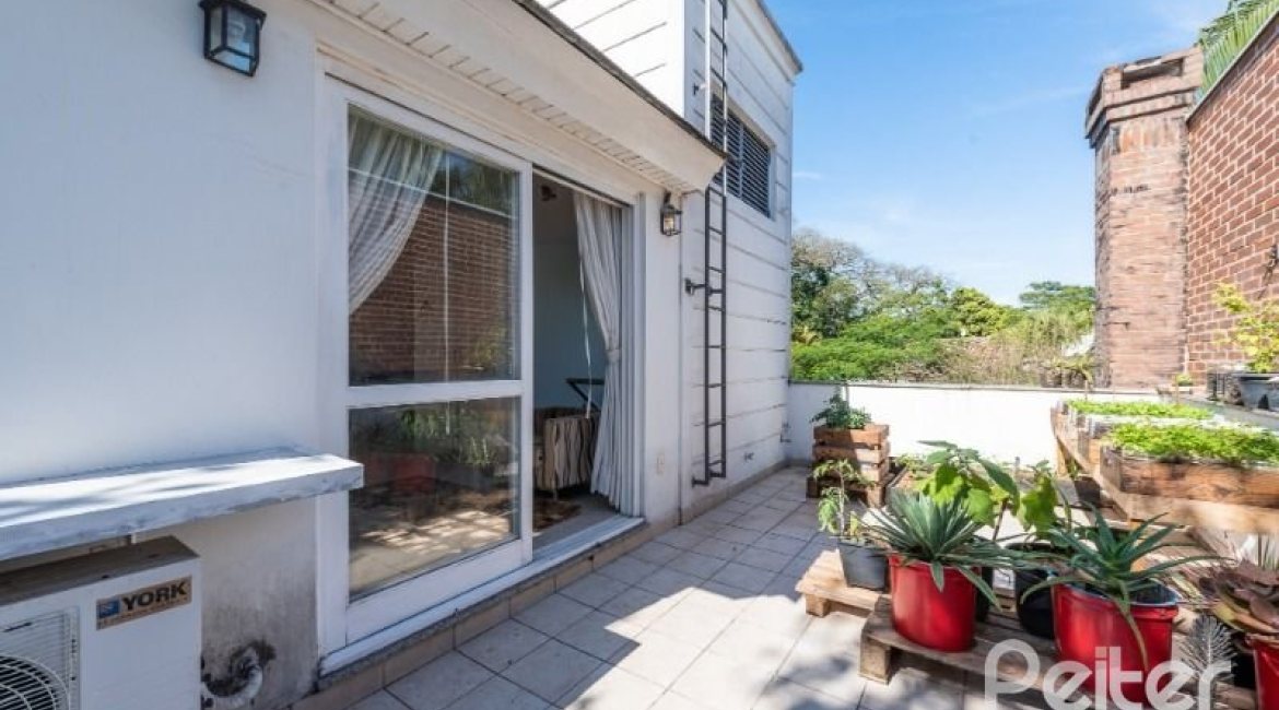 Casa à venda com 286m², 3 dormitórios, 2 suítes, 3 vagas, no bairro Vila Conceição em Porto Alegre