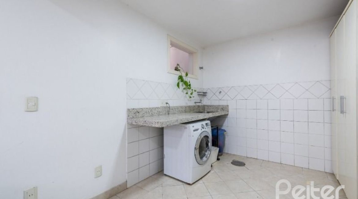 Casa à venda com 286m², 3 dormitórios, 2 suítes, 3 vagas, no bairro Vila Conceição em Porto Alegre