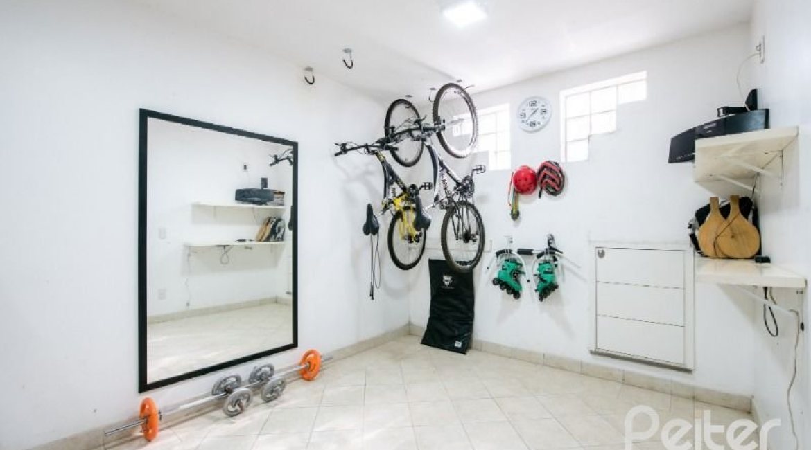 Casa à venda com 286m², 3 dormitórios, 2 suítes, 3 vagas, no bairro Vila Conceição em Porto Alegre