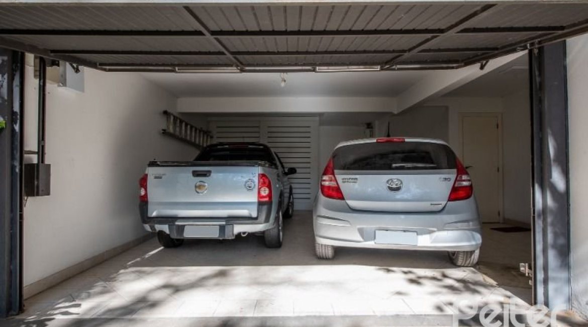 Casa à venda com 286m², 3 dormitórios, 2 suítes, 3 vagas, no bairro Vila Conceição em Porto Alegre