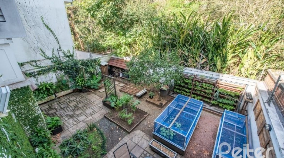 Casa à venda com 286m², 3 dormitórios, 2 suítes, 3 vagas, no bairro Vila Conceição em Porto Alegre