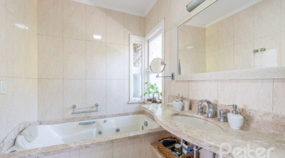 Casa à venda com 286m², 3 dormitórios, 2 suítes, 3 vagas, no bairro Vila Conceição em Porto Alegre