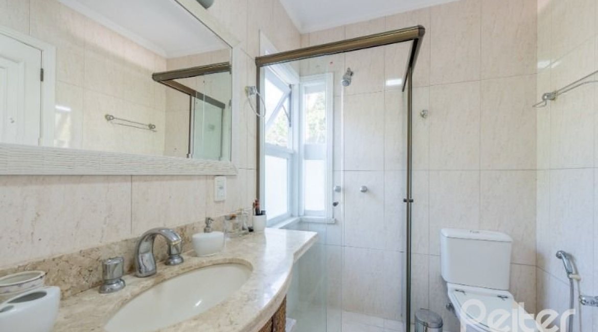 Casa à venda com 286m², 3 dormitórios, 2 suítes, 3 vagas, no bairro Vila Conceição em Porto Alegre