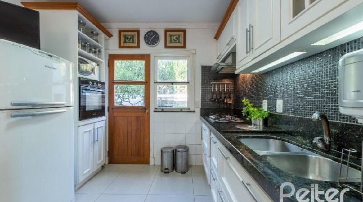 Casa à venda com 286m², 3 dormitórios, 2 suítes, 3 vagas, no bairro Vila Conceição em Porto Alegre