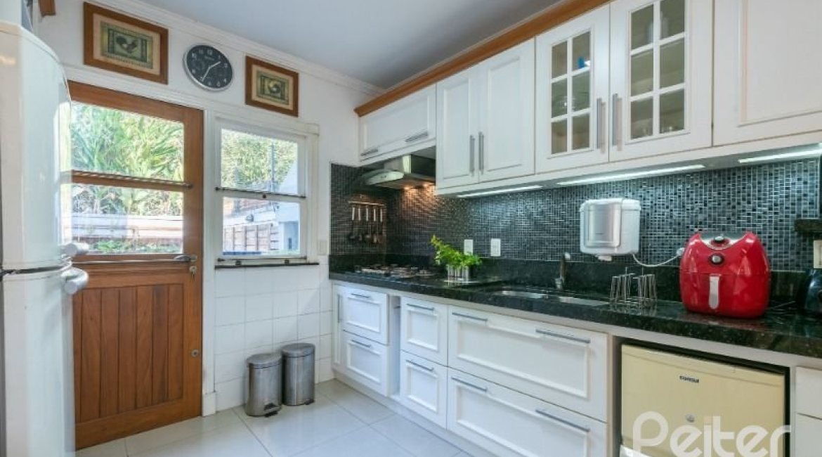 Casa à venda com 286m², 3 dormitórios, 2 suítes, 3 vagas, no bairro Vila Conceição em Porto Alegre