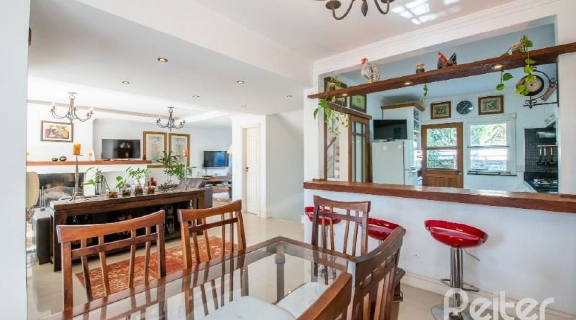 Casa à venda com 286m², 3 dormitórios, 2 suítes, 3 vagas, no bairro Vila Conceição em Porto Alegre