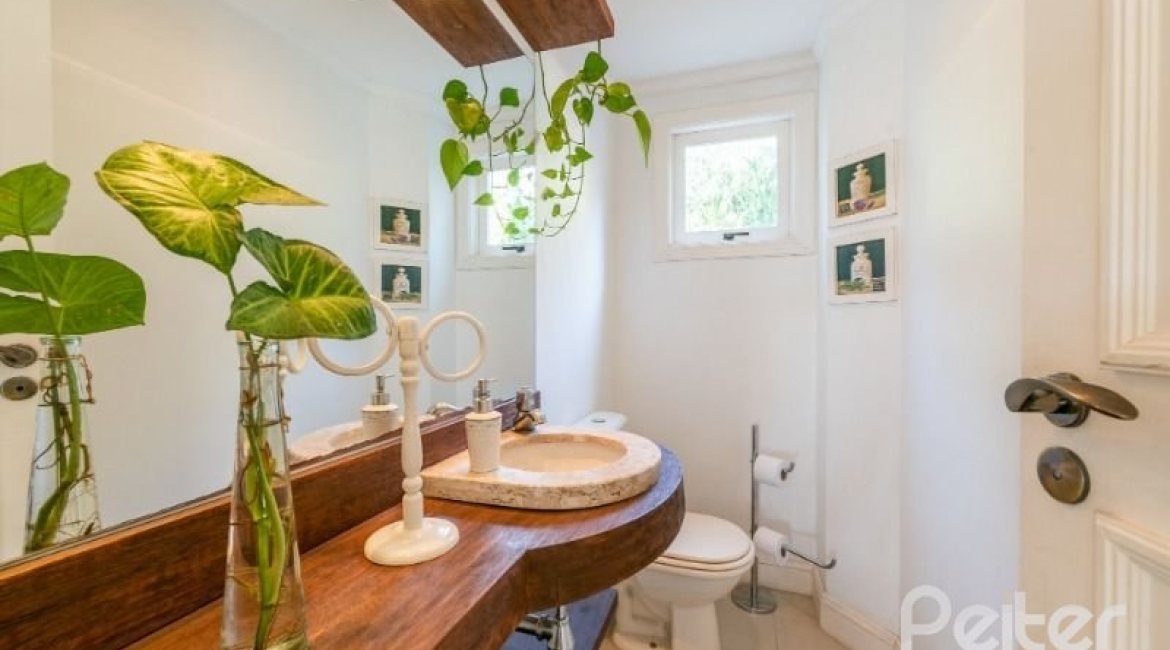 Casa à venda com 286m², 3 dormitórios, 2 suítes, 3 vagas, no bairro Vila Conceição em Porto Alegre