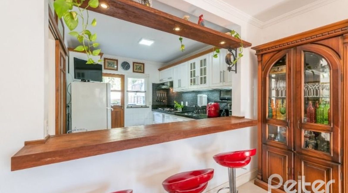 Casa à venda com 286m², 3 dormitórios, 2 suítes, 3 vagas, no bairro Vila Conceição em Porto Alegre