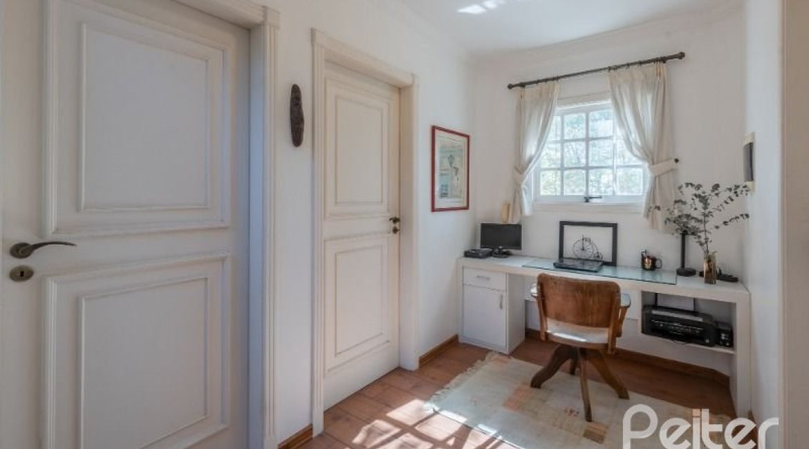 Casa à venda com 286m², 3 dormitórios, 2 suítes, 3 vagas, no bairro Vila Conceição em Porto Alegre