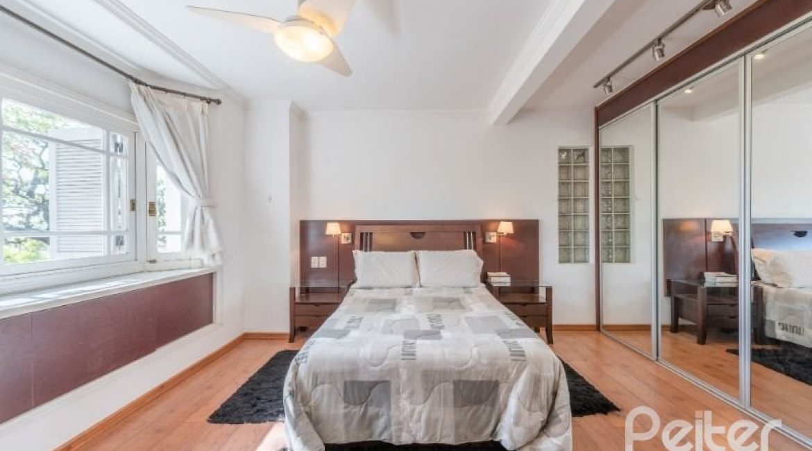 Casa à venda com 286m², 3 dormitórios, 2 suítes, 3 vagas, no bairro Vila Conceição em Porto Alegre