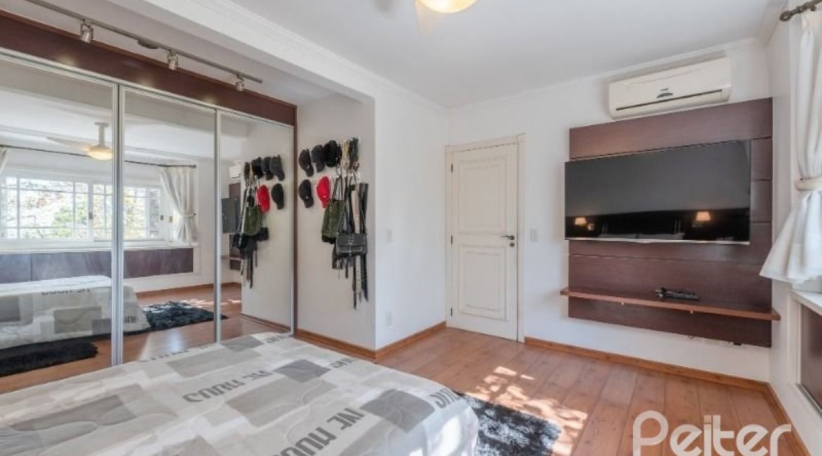 Casa à venda com 286m², 3 dormitórios, 2 suítes, 3 vagas, no bairro Vila Conceição em Porto Alegre